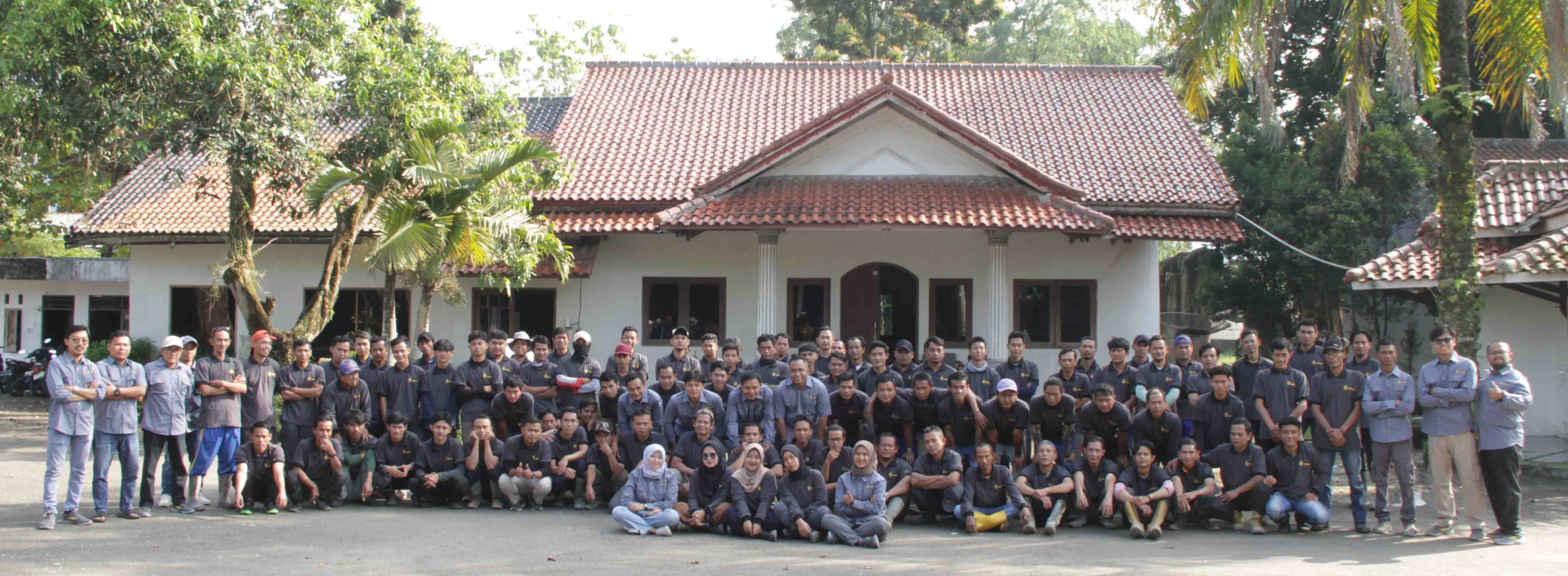 Karya Bersama Team Group Photo